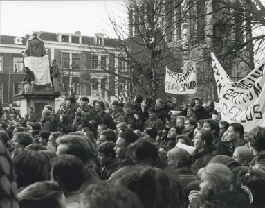 405048 Afbeelding van de demonstratie van studenten tegen bezuinigingen op de studiebeurs en verhoging van het ...